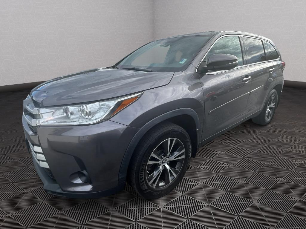 2019 Toyota Highlander LE's photo